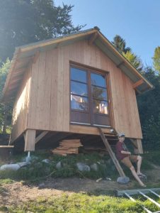 Réalisation client : abri de jardin 12m2 en bois sur pilotis construit d'après notre plan Marius